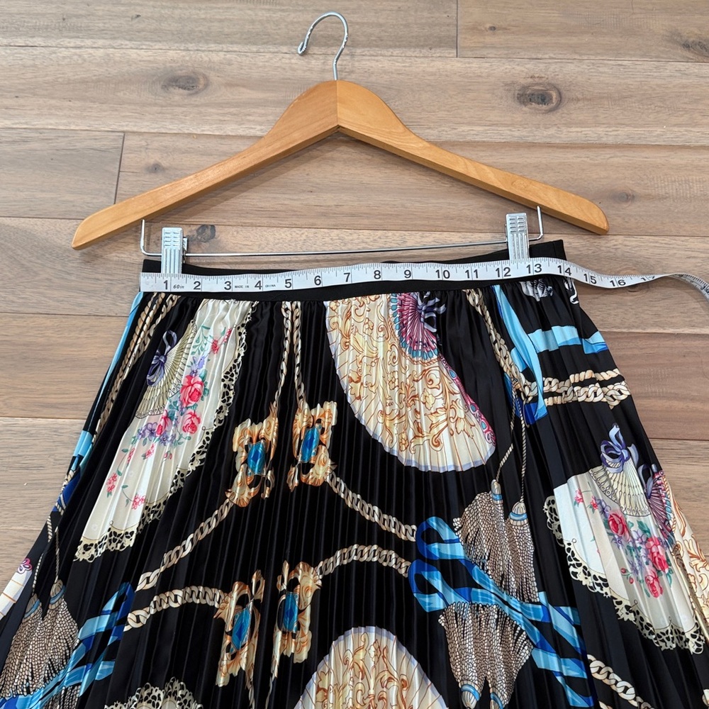 Chic Black and Cream pleated Skirt - Picture 7 of 10